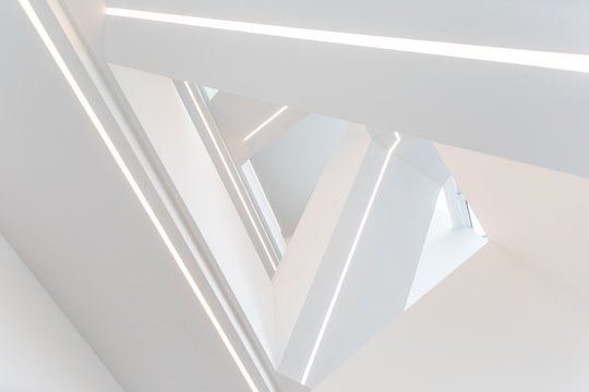 scala bianca di design illuminata a led bianco