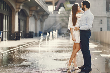 Naklejka premium elegancka para w mieście