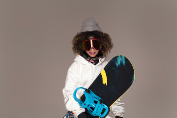 Obraz na płótnie Canvas Gorgeous trendy afro woman with snowboard