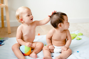 Babies in diapers playing together © Rawpixel.com