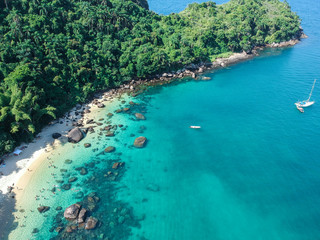 Vista aérea praia paradisíaca no Brasil - Ilha das Couves em Ubatuba