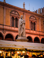 Statua Dante Alighieri na Piazza dei Signori podczas jarmarków bożonarodzeniowych. - 243401996