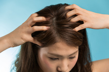 Fototapeta premium 頭皮をマッサージする女性