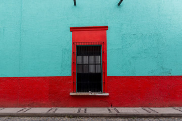 Calles mexicanas coloridas en verde y rojo, tequila mexico jalisco 