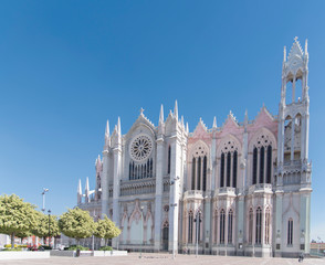 catedral de Leon Guanajuato, modelo gotico con cielo azul