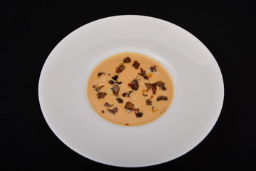 sauce with mushrooms and almonds