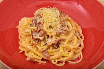 Spaghetti pasta with ham and cheese