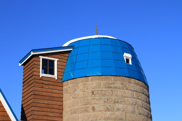 雪で閉ざされた牧場の風景