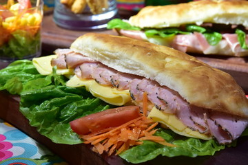 sandwich jamón, queso, lechuga y tomate