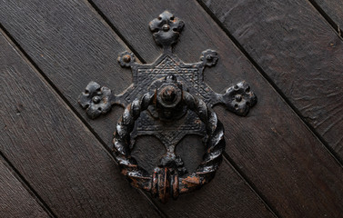 Antiker Türklopfer an einer Holztür