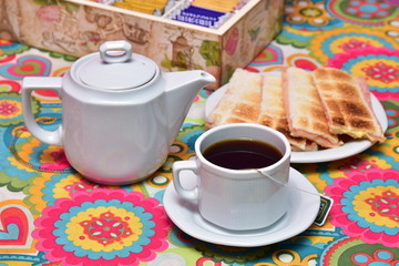 Tetera, té y tostado de jamón y queso