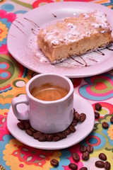 café expreso con pastel de manzana