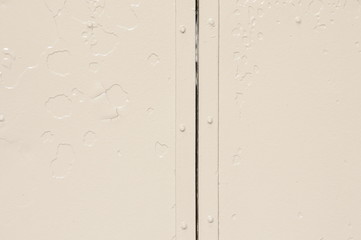 ベージュ色に塗装した古い鉄板