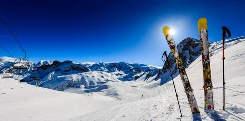 Keuken foto achterwand Wintersport Skiën in het winterseizoen, bergen en skitochten op de top in zonnige dag in Frankrijk, Alpen boven de wolken.