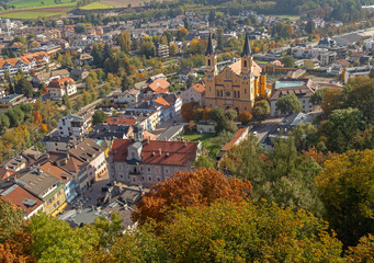 Fototapeta na wymiar Blick auf die Pfarrkirche in Bruneck, Südtirol 