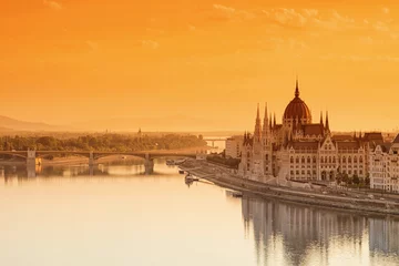 Fototapeten Budapester Stadtbild mit Parlamentsgebäude und Donau © phant