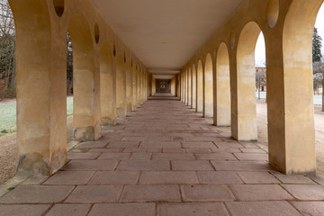 Offene Halle in einem Schlosspark