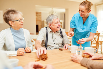 Pflegedienst Frau kümmert sich um Senioren Paar