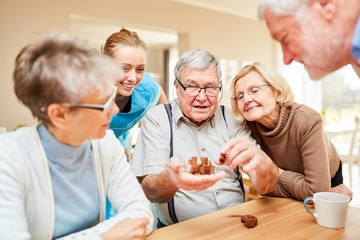 Senioren Gruppe spielt mit einem Puzzlespiel