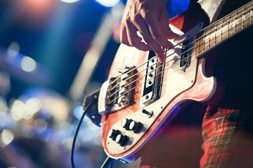 Zelfklevend Fotobehang Bass pop music player during a show © michelangeloop