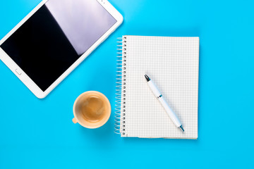 prendere appunti su tablet e blocco note prendendo un caffè