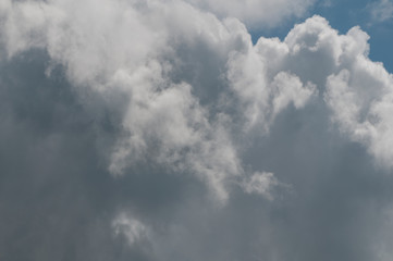 Fototapeta na wymiar in den Wolken
