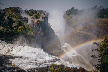 Blick auf die Victoria Falls am späten Nachmittag mit Regenbogen, Sambesi, Simbabwe
