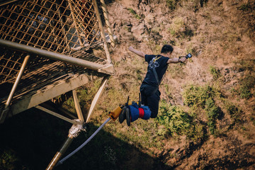 Bungeejumping von der Brücke an den Victoriafällen zwichen Sambia und Simbabwe