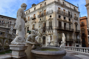 Fototapeta na wymiar statue di piazza pretoria Palermo detta piazza della vergogna