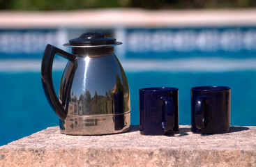 Kaffee am Pool