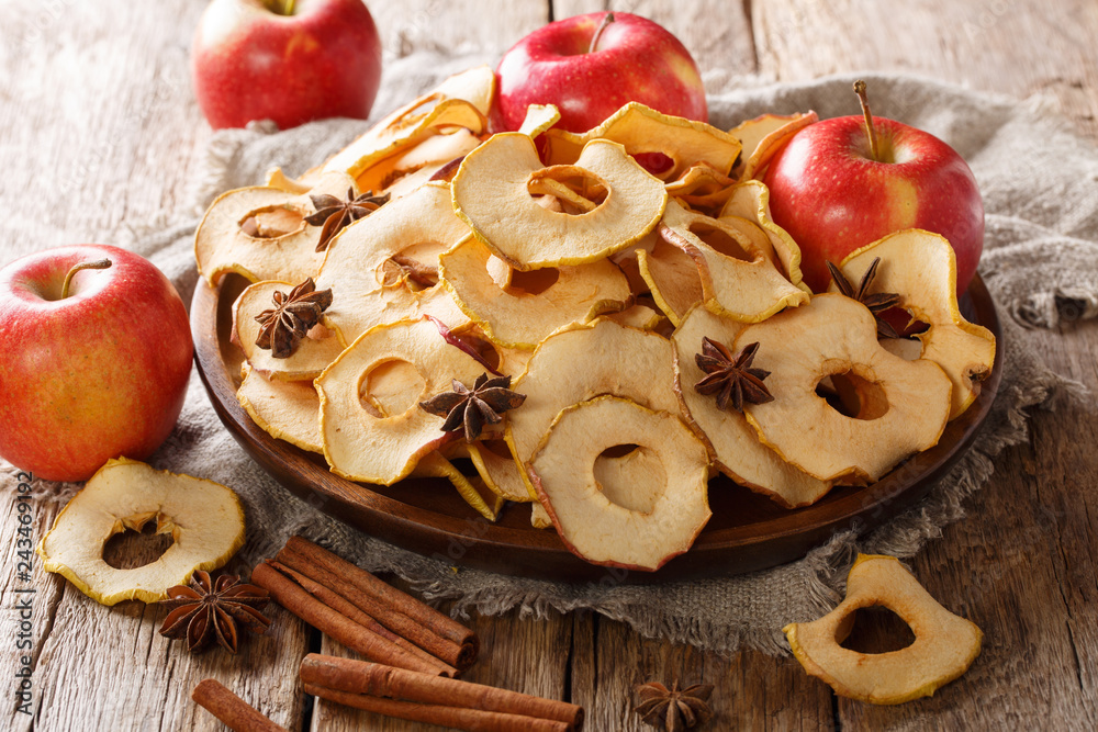 Poster Healthy crispy chips from fresh apples close-up on a plate. horizontal