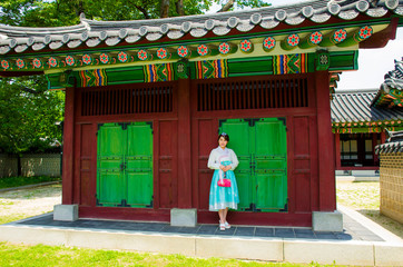 昌徳宮を歩く韓服の女性