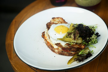 Toasted sandwich with fried egg and gherkins