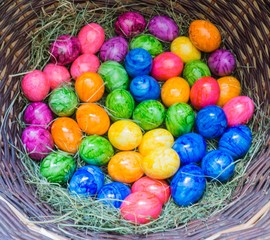 Bunte Ostereier in Weidekorb Osterkorb