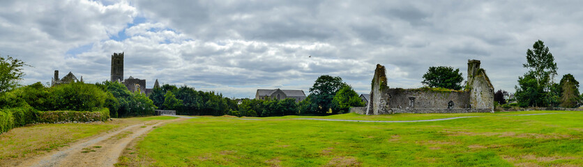 Fototapeta na wymiar Panorama Quin Friary und Ruin St. Finghin’s Church 
