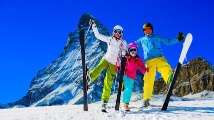 Papier Peint photo Sports dhiver Héhé, profitant des vacances d& 39 hiver dans les montagnes. Ski, soleil, neige et plaisir.