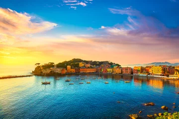Abwaschbare Fototapete Ligurien Sestri Levante, Stille Bucht Seehafen und Strandblick auf den Sonnenuntergang. Ligurien, Italien