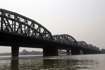 Fototapeta na wymiar Bridge across the river, Vivekananda Setu. It links the city of Howrah, at Bally, to its twin city of Kolkata, at Dakshineswar.