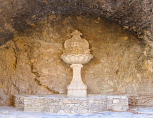 Ancienne fontaine en Provence, France.
