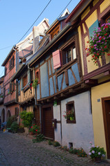 Fototapeta na wymiar bunte Fachwerkhäuser in Eguisheim im Elsass