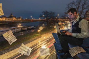 Mann arbeitet an Lapetop über der Stadt