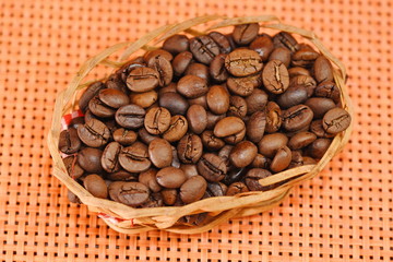 Fototapeta premium coffee beans in a small wicker basket