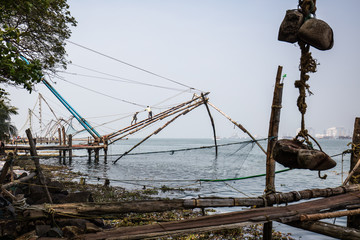 Fototapeta na wymiar At the southern tip of the Fort Kochi peninsula are the famous Chinese fishing nets.