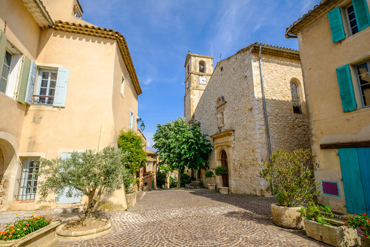 Place et &eacute;glise catholique du village de Ventabren. Provence, France.