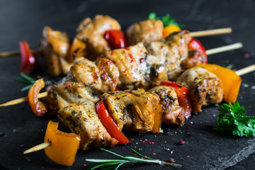 Fototapeta Juicy kebab of chicken and bell peppers obraz