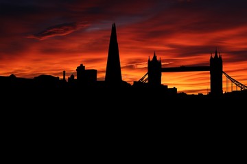 Obraz premium Sylwetka panoramę Londynu na ilustracji kolorowy zachód słońca