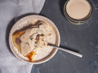 Curd casserole began to eat. Casserole on a saucer with a quick spoon.