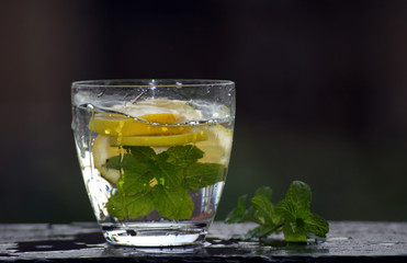 Frisches Wasser im Glas mit Zitrone und Minze