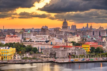 Foto op Plexiglas De skyline van de binnenstad van Havana, Cuba op het water net na zonsondergang. © SeanPavonePhoto