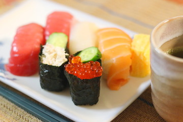 日本食のお寿司、イクラやカニやマグロ、サーモン、イカ、エビなど